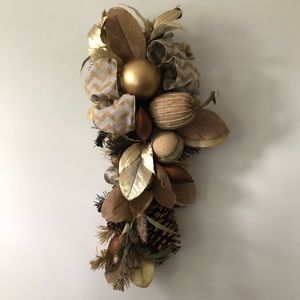 EUC beautiful seasonal hanging wreath